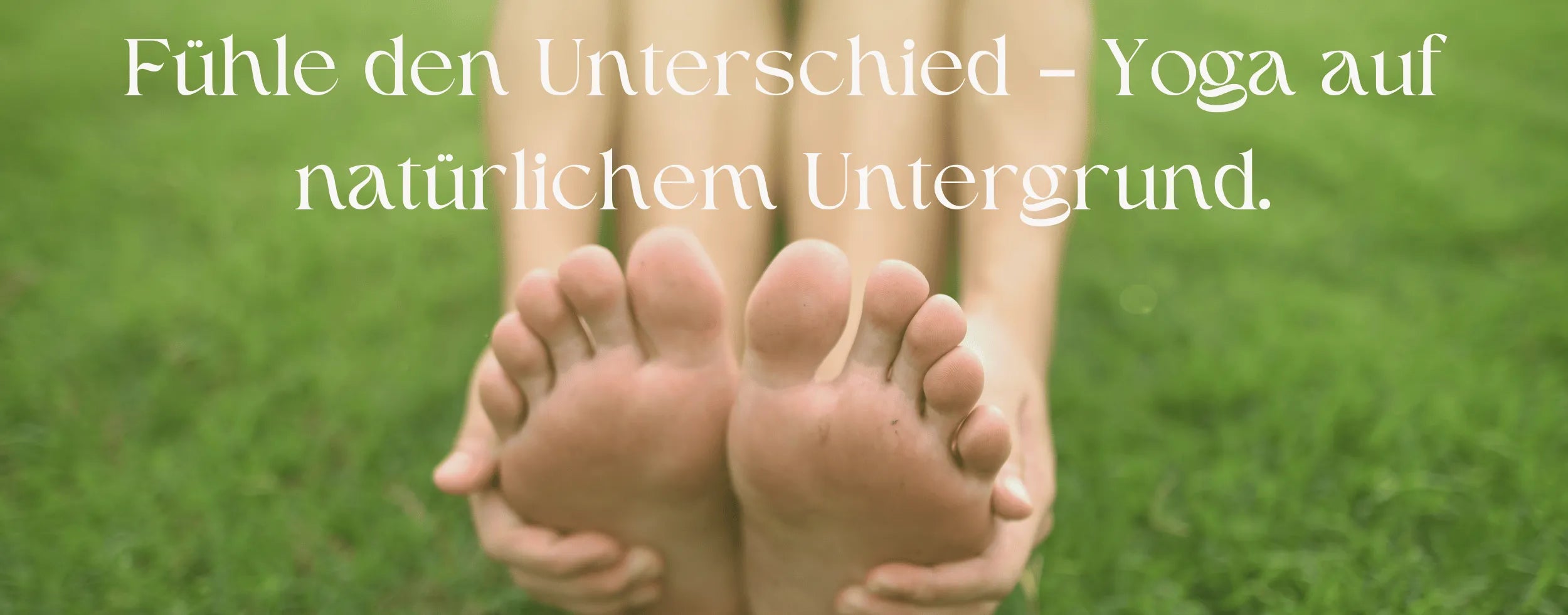 Füße auf natürlicher Hamsa Yogamatte aus Jute – Verbindung mit der Erde, nachhaltig und ökologisch