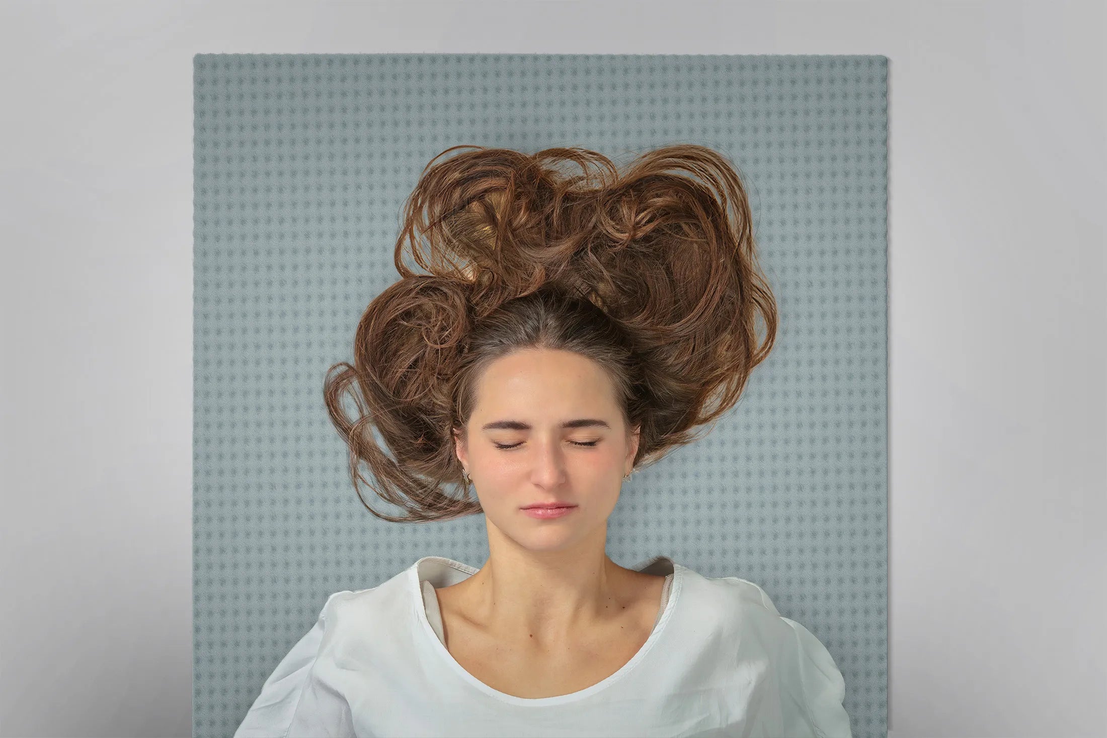 Ungemütliches Liegen auf einer Plastik Yogamatte, ohne Erdung und Verbindung zur Natur. 