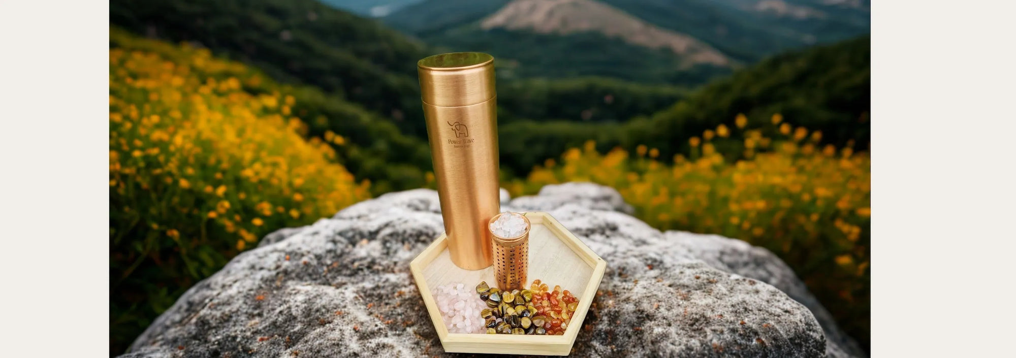 Detailansicht mit Hintergrund der Power Wave Kupferflasche mit Edelsteinen und Kristallen.